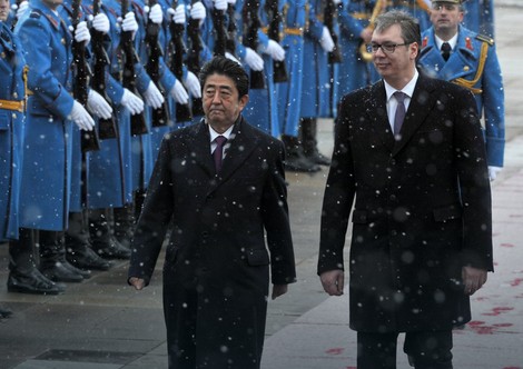Vučić dočekuje japanskog premijera ispred Palate Srbija
