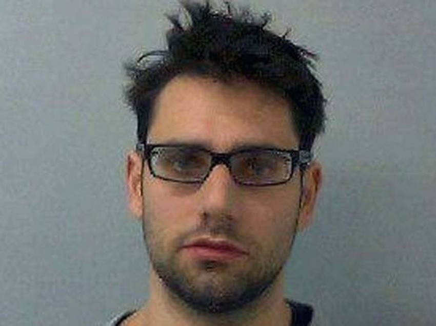 Hačinson je uhapšen pošto je uhvaćen da tajno snima žene i devojčice u Rekreativnom centru Vajt hors u Abingdonu