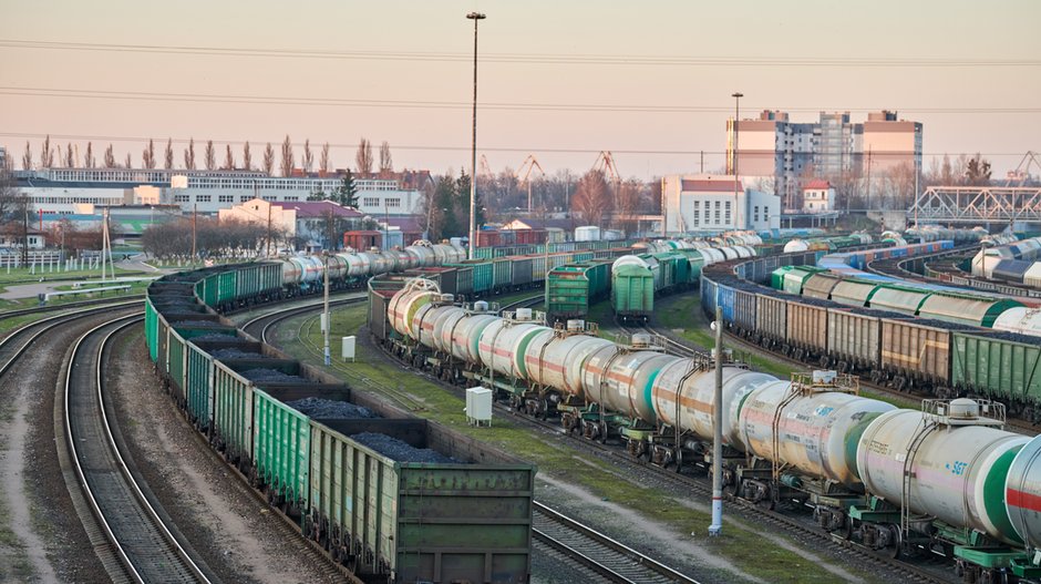 Pociągi towarowe na stacji kolejowej w Kaliningradzie. 2020 r.