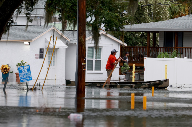 Mężczyzna płynie kajakiem po zalanych ulicach Tarpon Springs, po tym, jak we Florydę uderzył huragan Idalia, 30 sierpnia 2023 r.