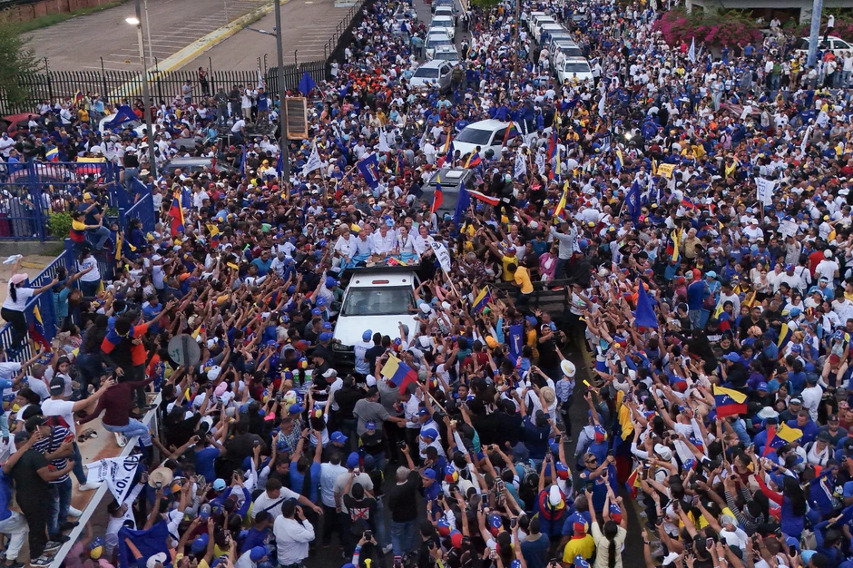 Edmundo Gonzales (C) i Marija Korina Mačado (C-D) u Marakaibu 23. jula