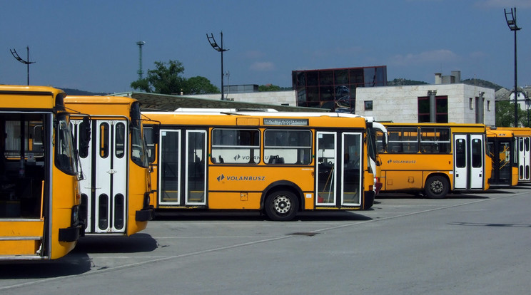 Ki kellett takarítani a buszt / Fotó: MTI Jászai CSaba