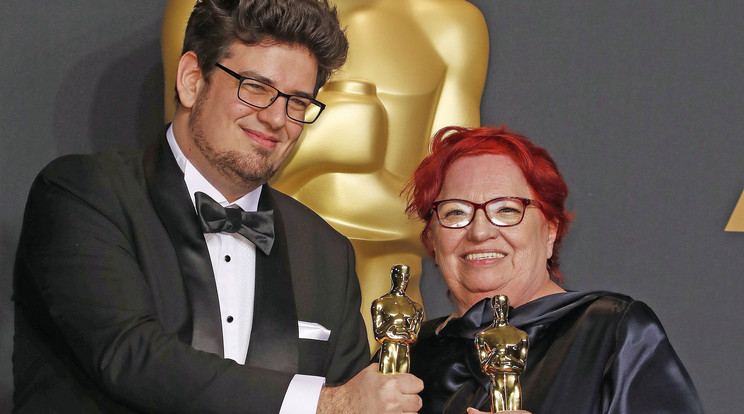 Az Oscar-díj-átadón 
még nagy volt az öröm. 
Deák Kristóf rendezővel 
vették át a szobrot /Fotó: MTI
