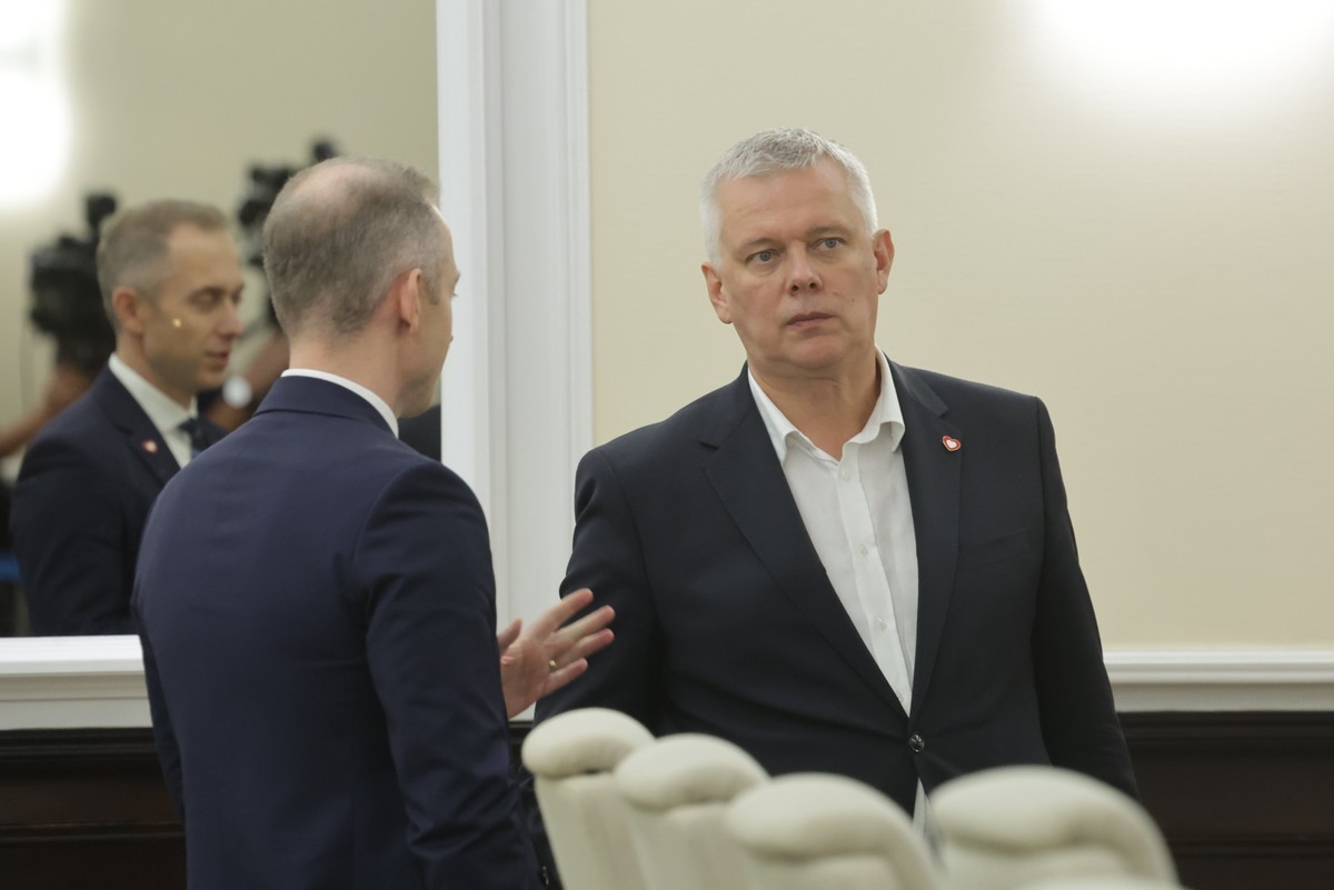 Człowiek Karola Nawrockiego ujawnił, ile zarabia. Tomasz Siemoniak reaguje