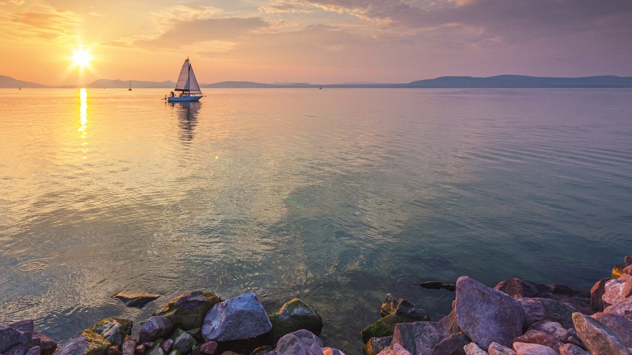 Pobrežie Balatonu zaplavil hmyz. (ilustračné foto)