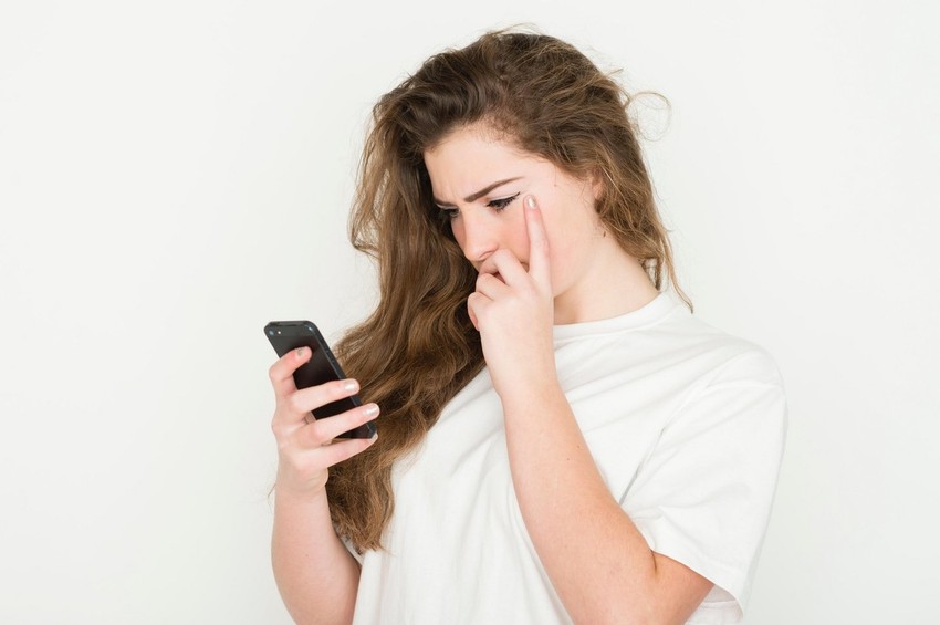 Fejsbuk, telefon, tinejdžerka