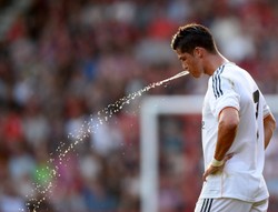 Cristiano Ronaldo złamał rękę 11-letniemu chłopcu. WIDEO