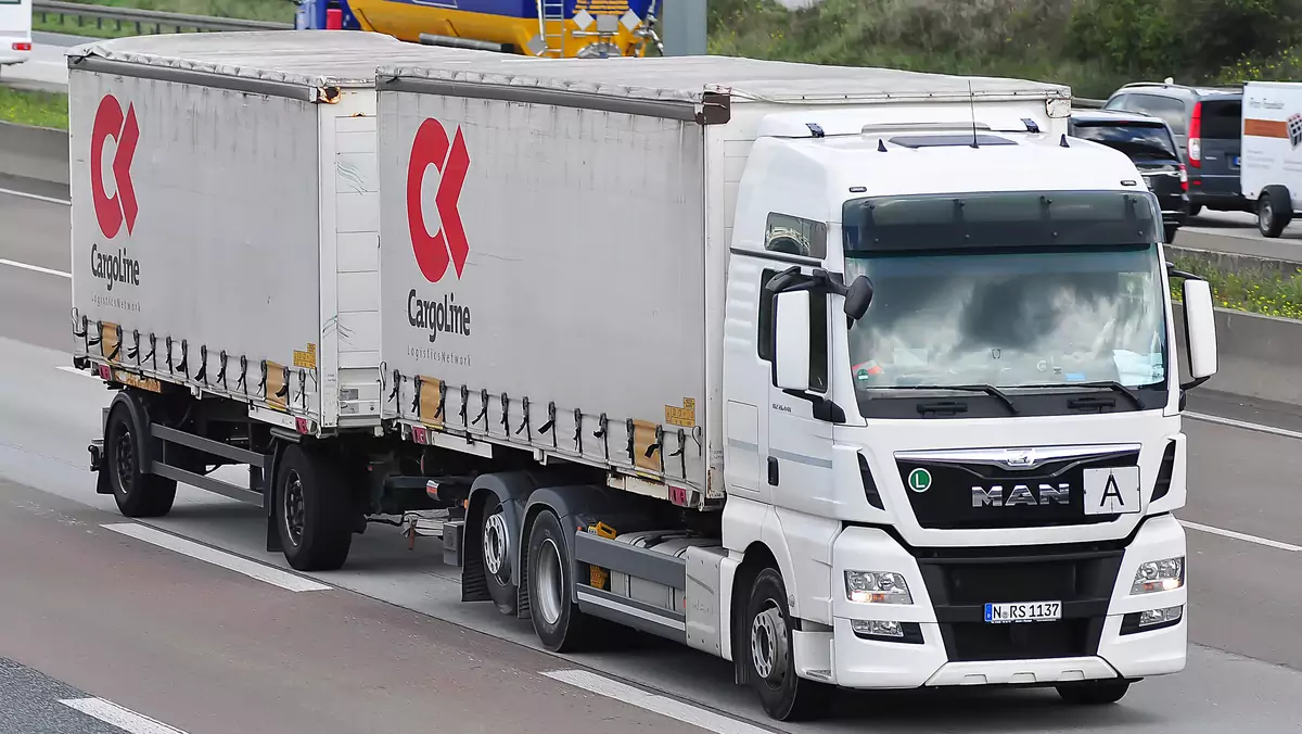 Ciężarówka na niemieckiej autostradzie