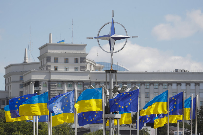 Flagi Ukrainy, UE i symbol NATO — instalacja na placu Europejskim w Kijowie.