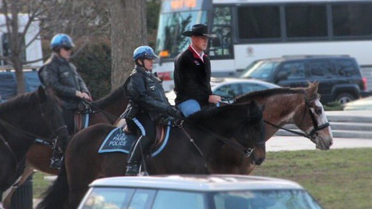 Ryan Zinke, zatwierdzony właśnie jako szef resortu spraw wewnętrznych USA, spektakularnie rozpoczął w czwartek urzędowanie, zajeżdżając do pracy w Waszyngtonie ... konno, w towarzystwie konnego patrolu funkcjonariuszy U.S. Park Police.