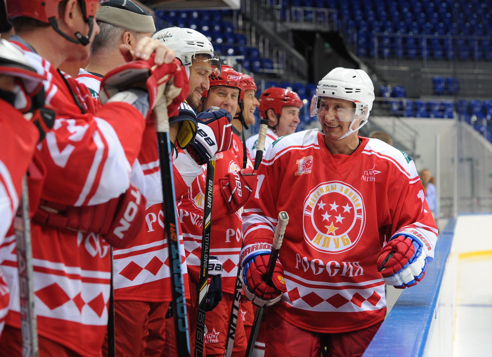 RUSSIA PUTIN ICE HOCKEY (Vladimir Putin takes part in a match between former Russian ice hockey stars and students)