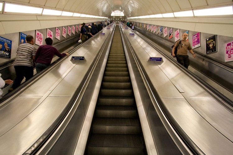 Stacja Angel - stacja metra z najdłuższymi schodami ruchomymi. Imponujące schody ruchome o długości 60 m wspinają się na wysokość 27,5 m. źródło: flickr, CC BY-NC-SA 2.0, notcub