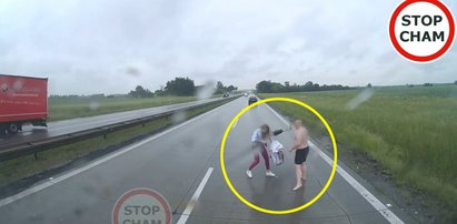 Półnagi furiat siał grozę na autostradzie A4. Wszystko się nagrało!