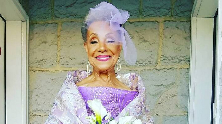Saját tervezésű ruhában házasodott a 86 éves néni / Fotó: Facebook