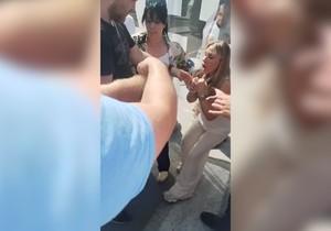 Poslanica pokušala da skine transparent.jpg