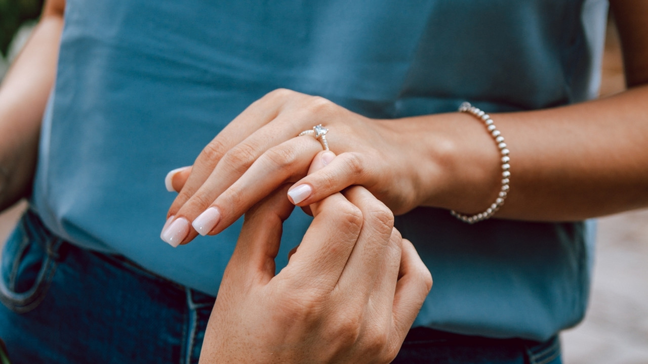 Dlaczego nie powinno się nosić pierścionka zaręczynowego cały czas? Oto powód