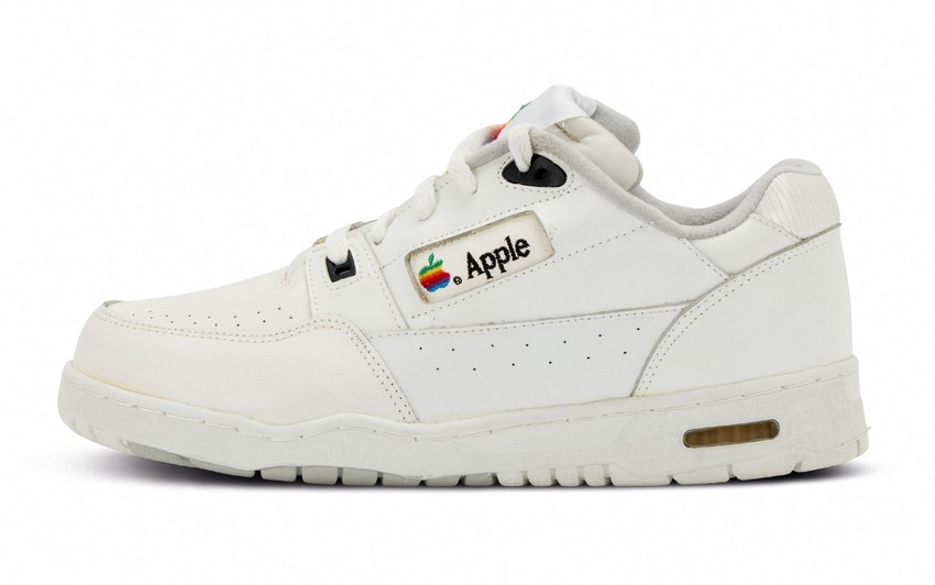 Par retkih "Epl" patika prodale se na aukciji za 50.000 dolara