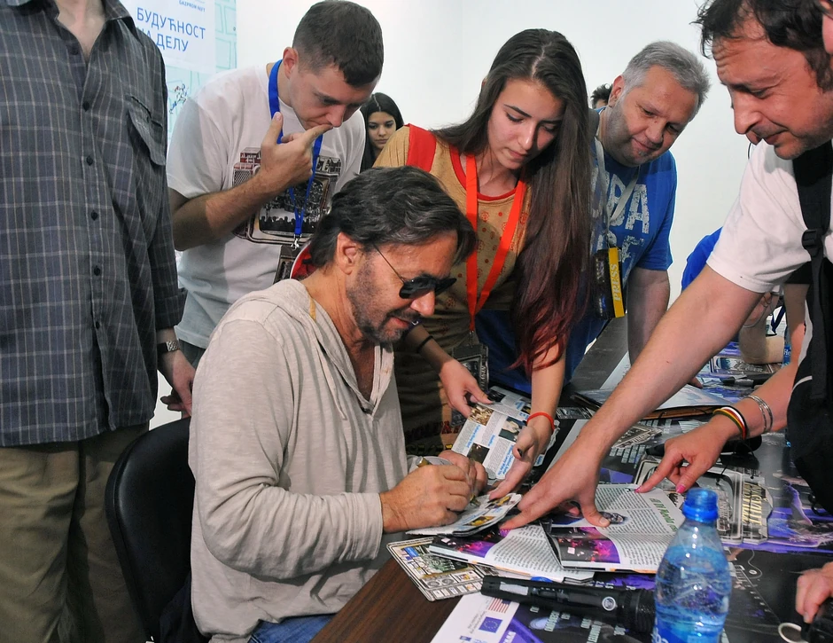 AL di Meola u Nišu potpisuje autograme i nosače zvuka