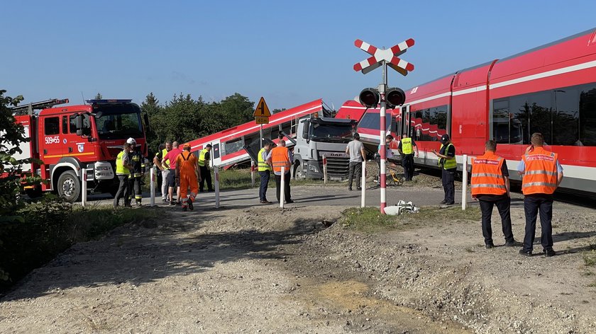 Dramat w Kołbaskowie. Ciężarówka zderzyła się z pociągiem