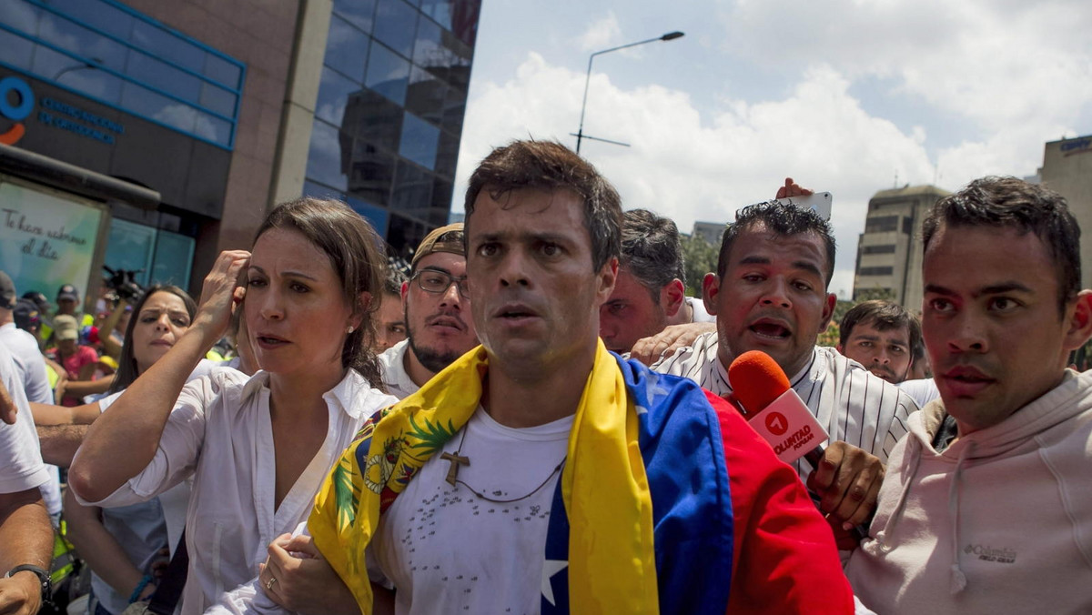 Kilkadziesiąt tysięcy uczestników antyrządowych demonstracji we wtorek zablokowało ulice Caracas, protestując przeciw aresztowaniu lidera opozycji. Władze Wenezueli oskarżają go o podżeganie do protestów, podczas których w zeszłym tygodniu zginęły trzy osoby.