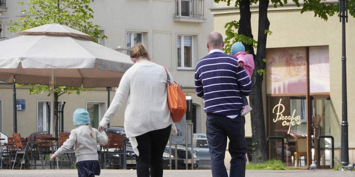 Dochody Polaków w przeliczeniu na osobę rosną, ale wolniej niż inflacja.