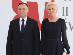 Pogoda ją zaskoczyła? Agata Duda nie zachwyciła stylizacją na obchodach rocznicy wybuchu wojny. FOTO
