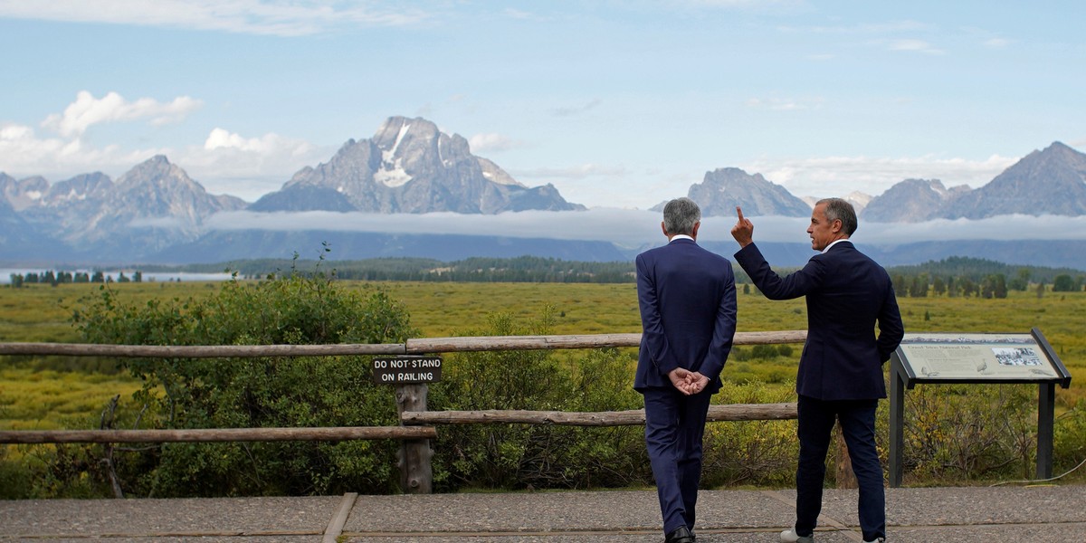 Szef Fedu Jerome Powell (z lewej) i prezes Banku Anglii Mark Carney (z prawej) podczas sympozjum Jackson Hole w 2019 r. Ostatnim przed pandemią.