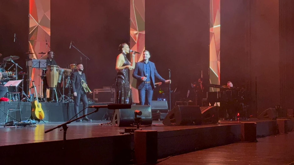 Emina Jahović na koncertu Mirze Selimovića