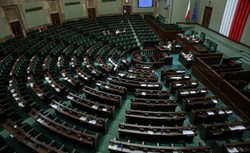 PiS słabnie, ale ciągle wysoko prowadzi. W Sejmie jeszcze trzy ugrupowania. SONDAŻ