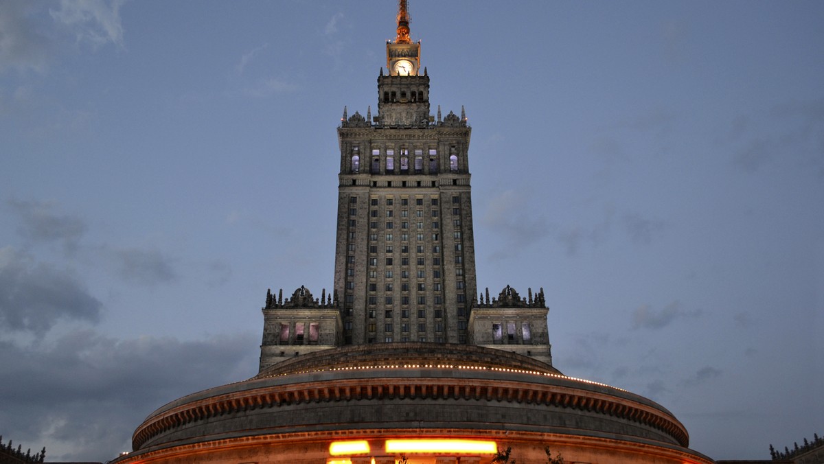 Potańcówka do białego rana w rytmie lat 50. w Muzeum Pragi, nocne zwiedzanie podziemi Pałacu Kultury i Nauki czy bazaru Różyckiego. Poza tym otwarte do późna takie instytucje, jak Muzeum Narodowe, Powstania Warszawskiego czy Chopina, Centrum Nauki Kopernik, Muzeum Neonów czy Staromiejskie Piwnice. Wszystko w ramach kolejnej Nocy Muzeów, która odbędzie się już 16 maja.