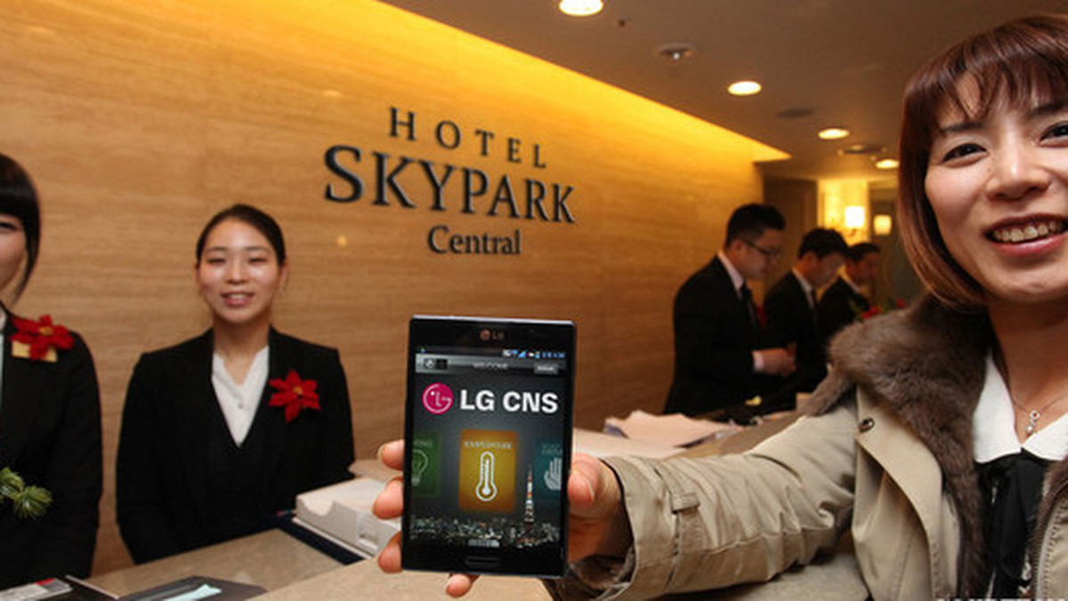 Od 26 grudnia w biznesowym hotelu Skypark Central w Seulu klucze do 16 pokojów zostały zastąpione przez smartfony. Telefony służą również do sterowania oświetleniem i temperaturą w pokoju, jako pilot do telewizora oraz do surfowania po internecie.