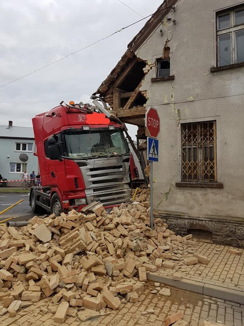 Ciężarówka wjechała w budynek. Zawiniła pszczoła