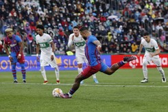 Męczarnie Barcelony z Elche. Depay huknął ile sił w nodze [WIDEO]