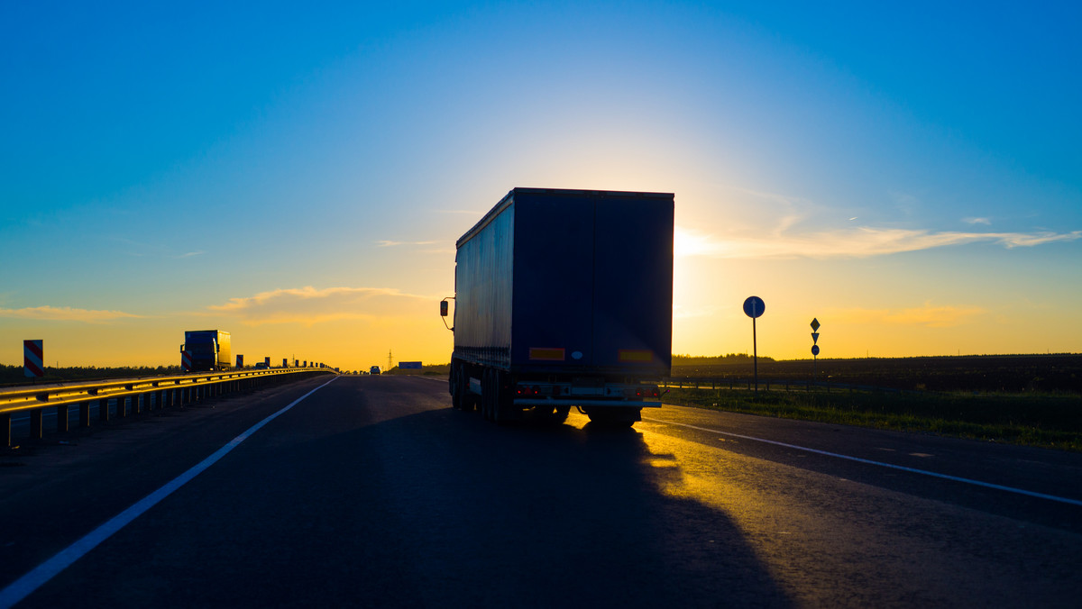 Znaki zakazu wjazdu dla ciężarówek powyżej 12 ton ustawiono już w 15 miejscach na granicach miasta. Nie mogły się pojawić na węzłach autostradowych, bo nie wyraziła na to zgody GDDKiA.
