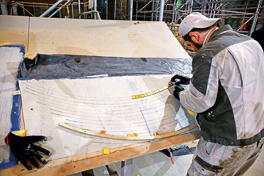 Desetine radnika neumorno sklapaju čudesne mozaike