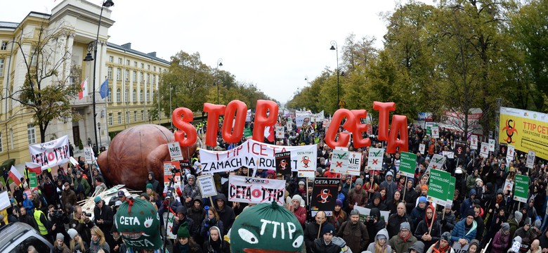 "Hop, hop, hop - CETA stop" i gigantyczny kurczak. Protest przeciwko CETA i TTIP