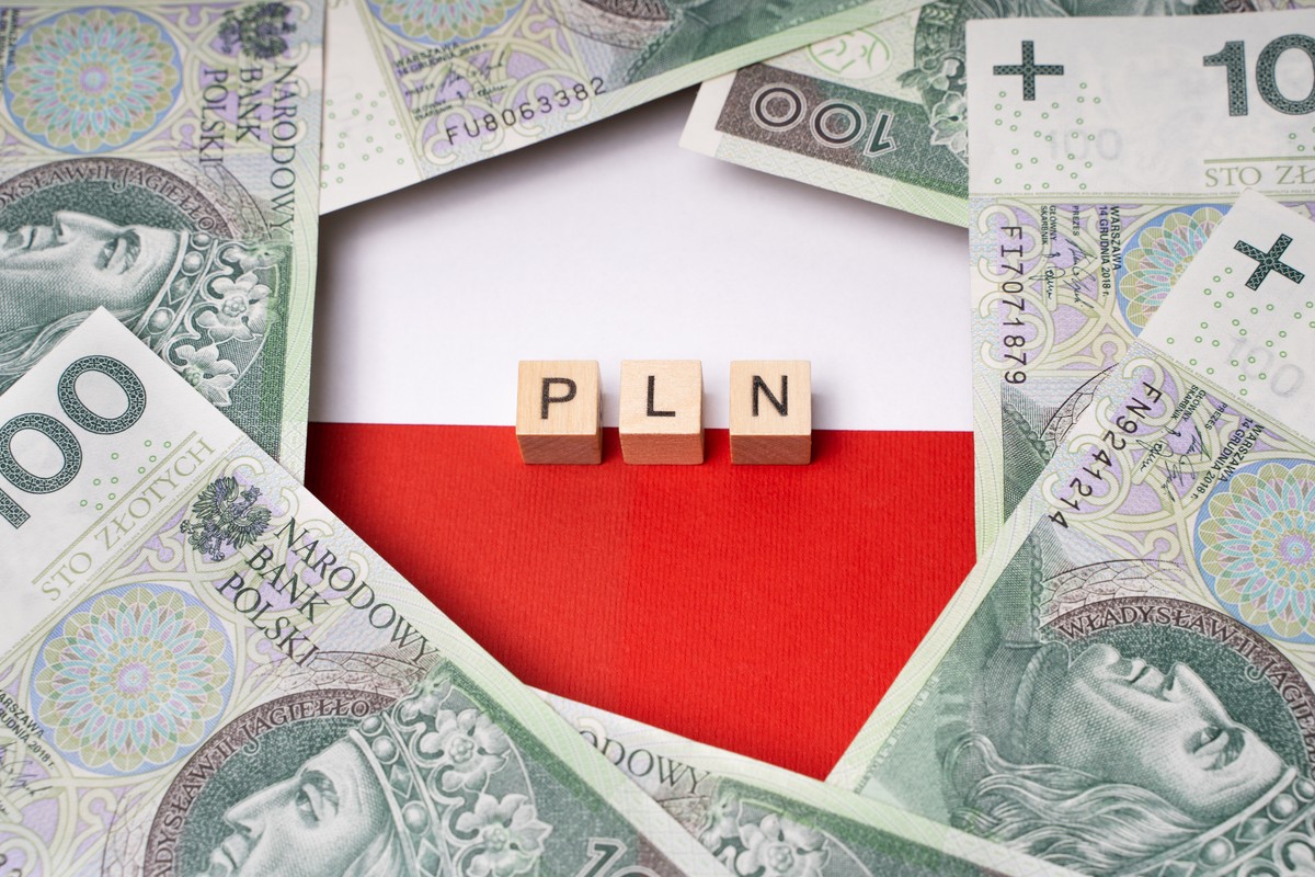 Flaga Polski z literami "PLN" otoczona banknotami