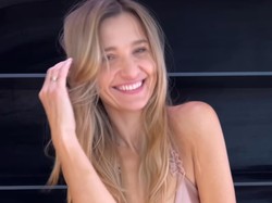 "Proszę o adres". Roznegliżowana Joanna Koroniewska pokazała, jak zabawia męża, a internauci pokochali to WIDEO