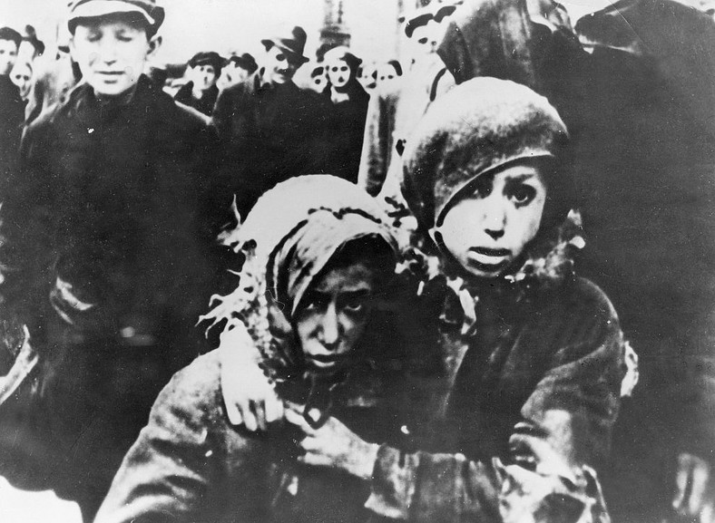 Dwoje dzieci w getcie warszawskim. Zdjęcie niedatowane