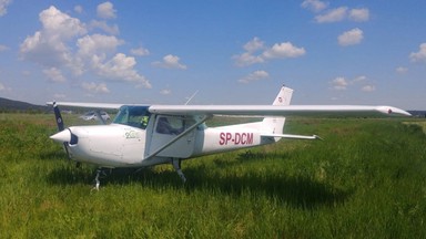 Awaryjne lądowanie samolotu koło Kielc. Pilot miał problemy z silnikiem