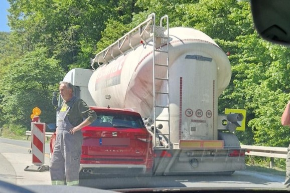 (FOTO) Sudarili se kamion i automobil na Iriškom vencu: Stvaraju se ogromne gužve