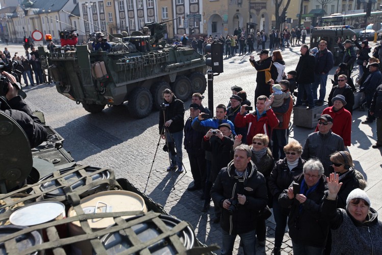 Na głównym placu Białegostoku zaparkowały kołowe wozy opancerzone Stryker. <br><br>fot. (ukit) PAP/Artur Reszko
