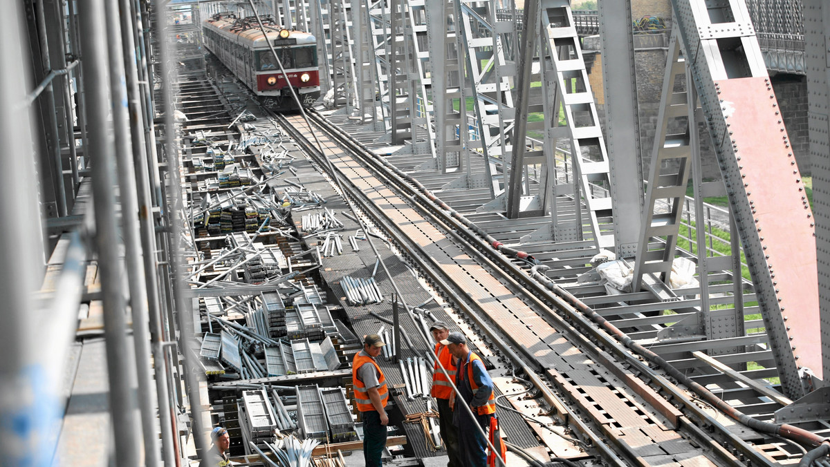 Rozpoczęła się modernizacja linii kolejowej na trasie z Pruszcza Gdańskiego do Gdyni-Chylonii. Remont infrastruktury kolejowej na odcinku około 40 km ma kosztować ponad miliard zł. Prace potrwają trzy lata.