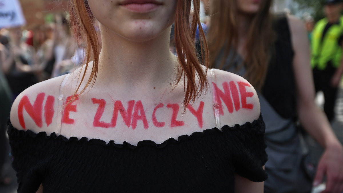 W sobotę z pl. Trzech Krzyży w Warszawie wyruszył "Marsz Szmat" przeciwko stygmatyzacji ofiar przemocy seksualnej. Demonstranci sprzeciwiają się m.in. usprawiedliwianiu sprawców przemocy ubiorem czy zachowaniem ofiary.