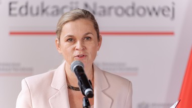 nauczycielka zdjęła krzyż i wyrzuciła go do na śmieci. nowacka reaguje