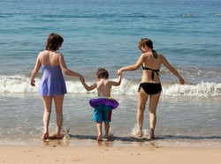 Coraz więcej gejów i lesbijek adoptuje dzieci