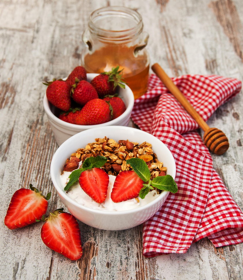 5 pomysłów na śniadanie z truskawkami. Nic lepszego nie wymyślisz – idealne na weekend!