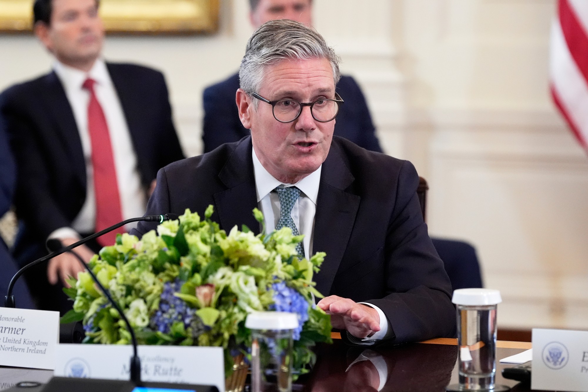 Britský premiér Keir Starmer reční počas stretnutia s prezidentom Donaldom Trumpom a ukrajinským prezidentom Volodymyrom Zelenským.