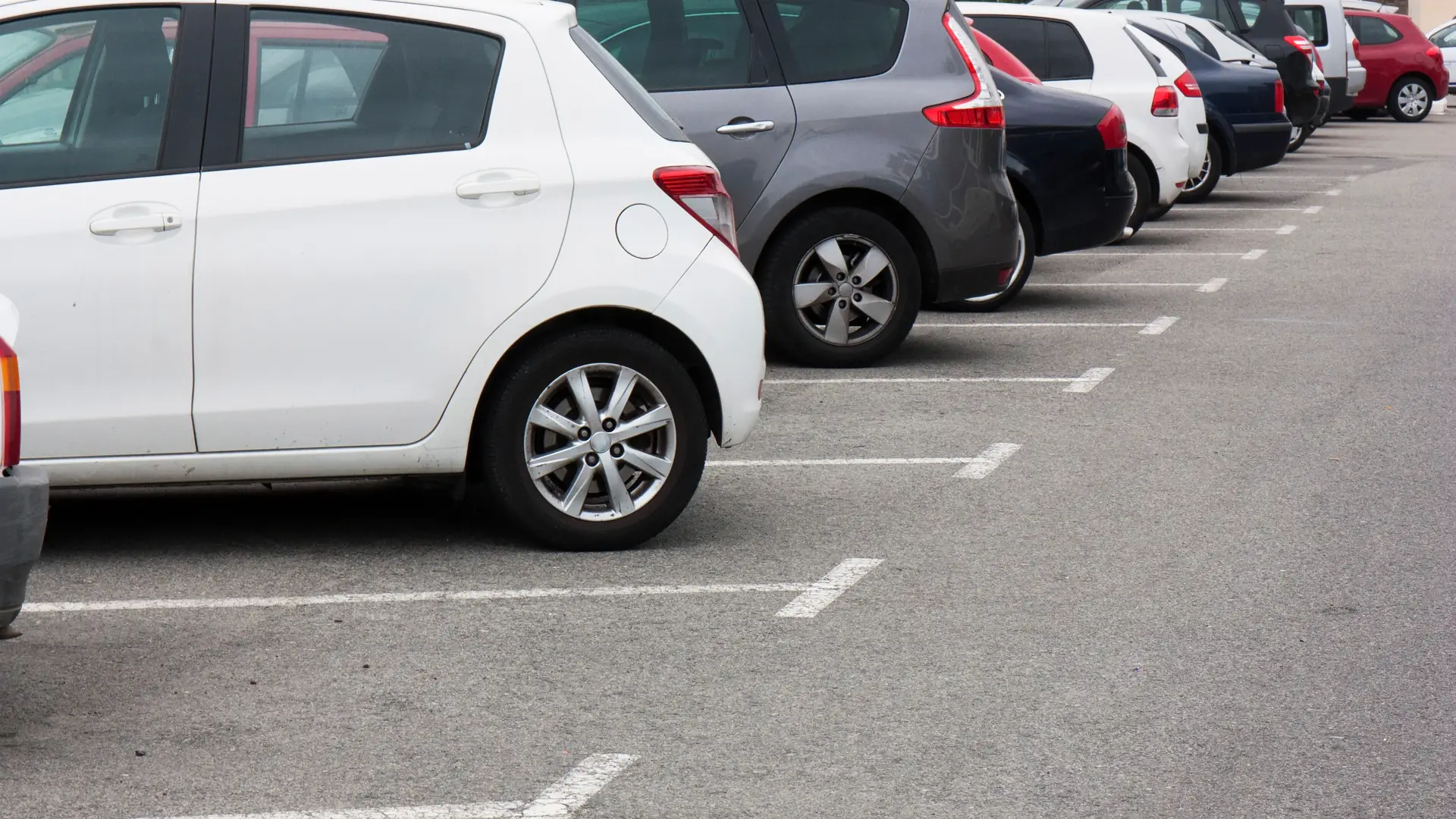 Blok z parkingiem, do którego trzeba iść pół godziny. Absurd zgodny z prawem