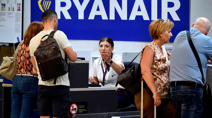 Utasok a Ryanair ír diszkont légitársaság pultja előtt a madridi repülőtéren / Fotó: MTI/EPA/Fernando Villar